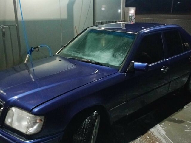 Синий Мерседес В124, объемом двигателя 2.8 л и пробегом 245 тыс. км за 2500 $, фото 3 на Automoto.ua