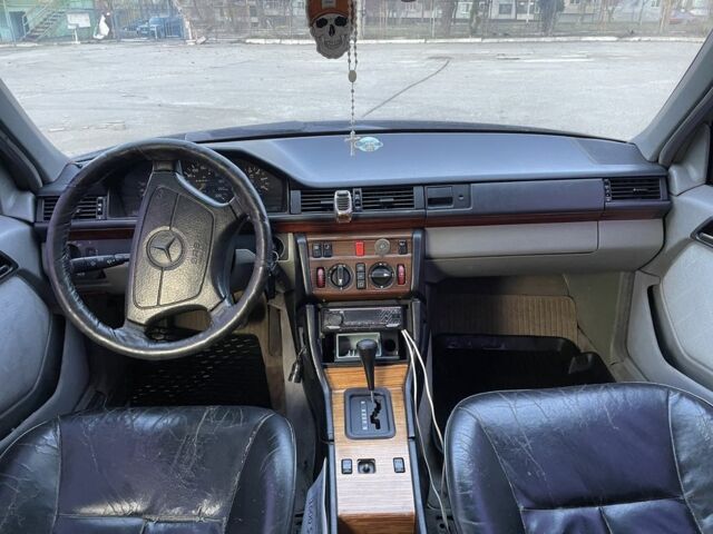 Синий Мерседес В124, объемом двигателя 3 л и пробегом 400 тыс. км за 1600 $, фото 5 на Automoto.ua