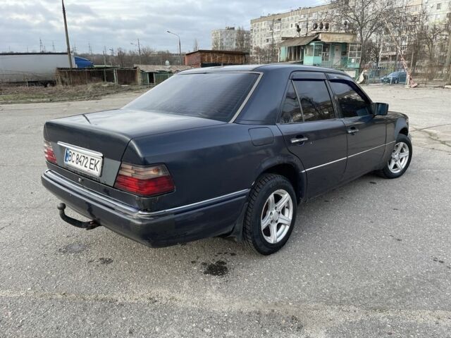 Синий Мерседес В124, объемом двигателя 3 л и пробегом 400 тыс. км за 1600 $, фото 2 на Automoto.ua