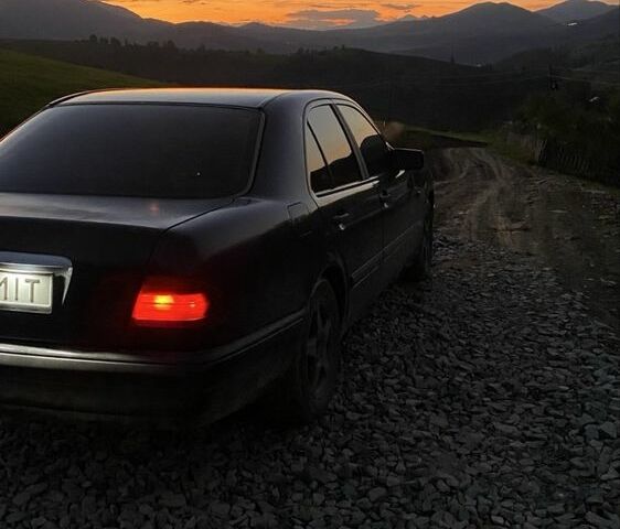 Синий Мерседес В124, объемом двигателя 2 л и пробегом 300 тыс. км за 2300 $, фото 3 на Automoto.ua