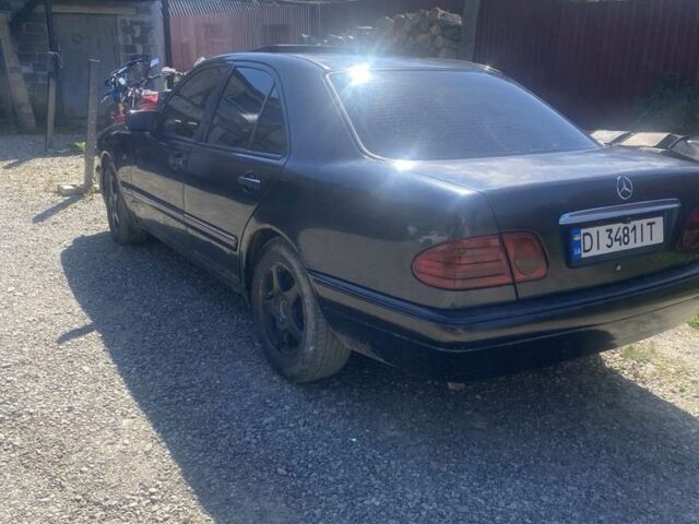 Синий Мерседес В124, объемом двигателя 2 л и пробегом 300 тыс. км за 2300 $, фото 5 на Automoto.ua