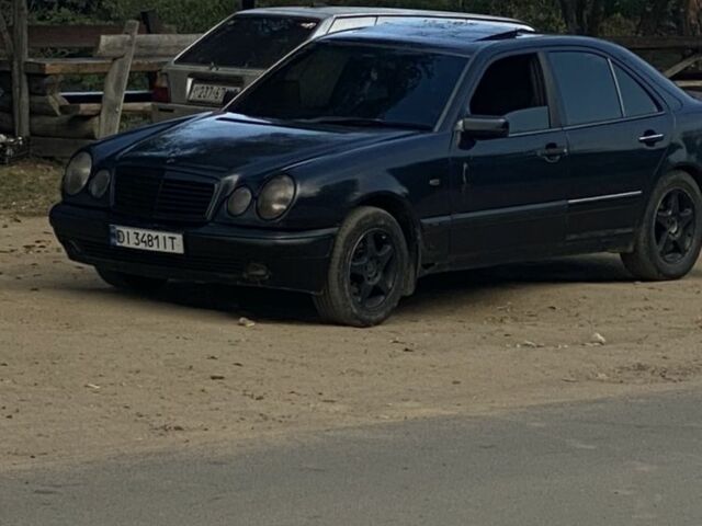 Синий Мерседес В124, объемом двигателя 2 л и пробегом 300 тыс. км за 2300 $, фото 1 на Automoto.ua