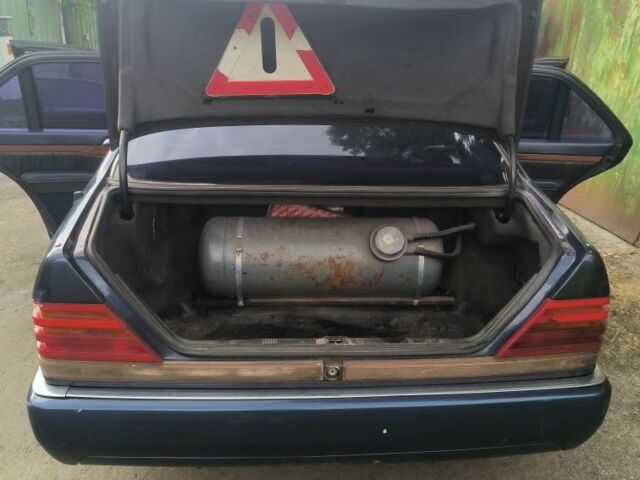 Синий Мерседес В124, объемом двигателя 4.2 л и пробегом 1000 тыс. км за 3000 $, фото 7 на Automoto.ua