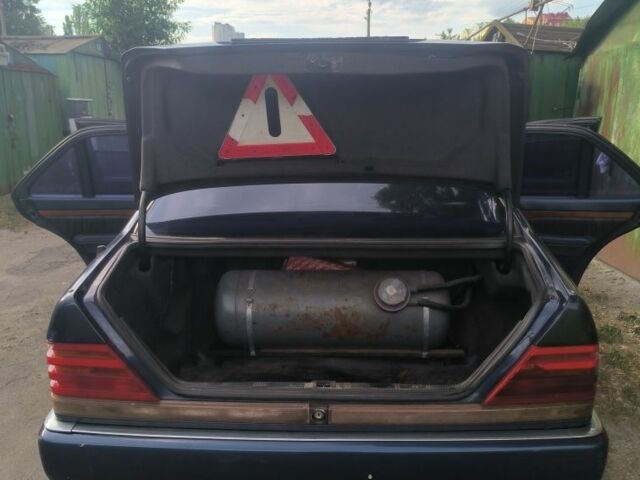 Синий Мерседес В124, объемом двигателя 4.2 л и пробегом 1000 тыс. км за 3000 $, фото 2 на Automoto.ua