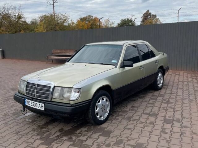 Зеленый Мерседес В124, объемом двигателя 2 л и пробегом 300 тыс. км за 1600 $, фото 1 на Automoto.ua