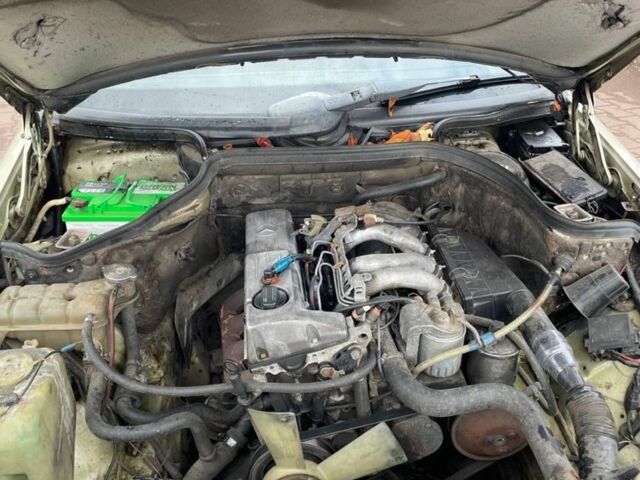 Зеленый Мерседес В124, объемом двигателя 2 л и пробегом 300 тыс. км за 1600 $, фото 5 на Automoto.ua