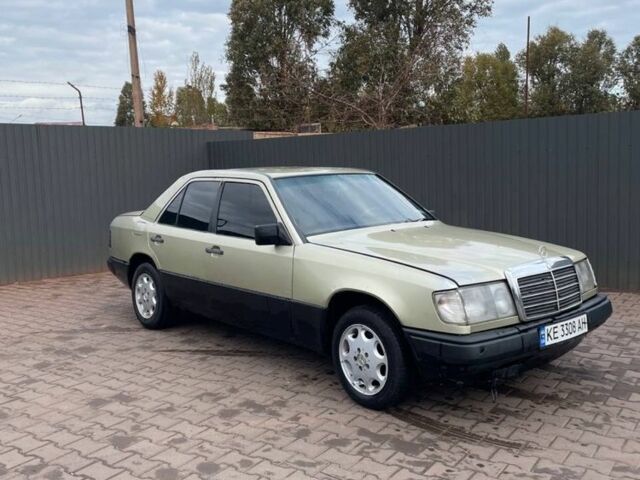 Зеленый Мерседес В124, объемом двигателя 2 л и пробегом 300 тыс. км за 1600 $, фото 2 на Automoto.ua