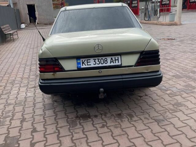 Зеленый Мерседес В124, объемом двигателя 2 л и пробегом 300 тыс. км за 1600 $, фото 3 на Automoto.ua