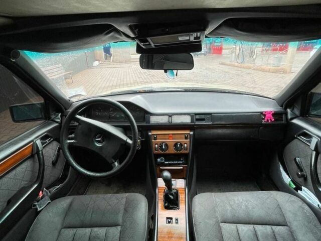 Зеленый Мерседес В124, объемом двигателя 2 л и пробегом 300 тыс. км за 1600 $, фото 4 на Automoto.ua