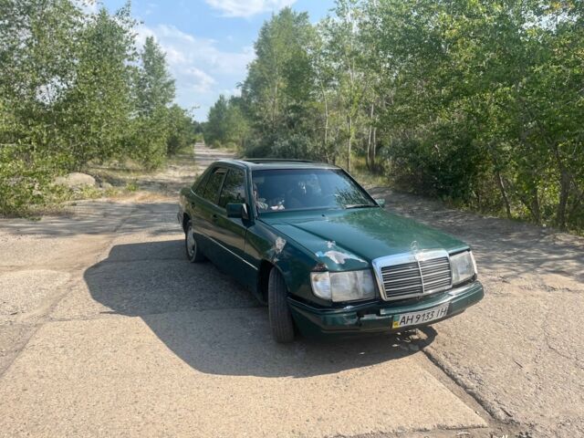 Зеленый Мерседес В124, объемом двигателя 3 л и пробегом 350 тыс. км за 1200 $, фото 2 на Automoto.ua