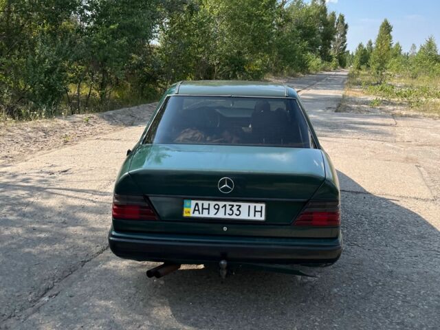 Зеленый Мерседес В124, объемом двигателя 3 л и пробегом 350 тыс. км за 1200 $, фото 1 на Automoto.ua