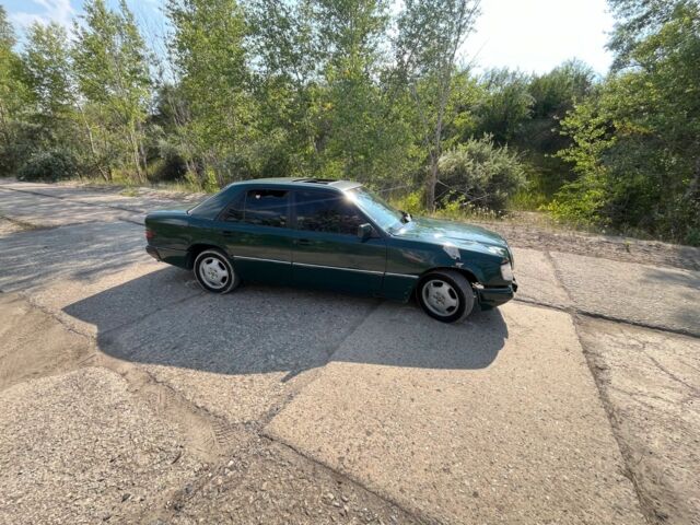 Зеленый Мерседес В124, объемом двигателя 3 л и пробегом 350 тыс. км за 1200 $, фото 3 на Automoto.ua