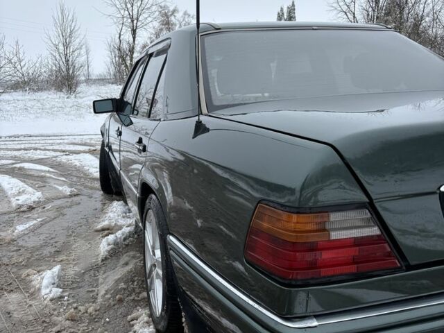 Зеленый Мерседес В124, объемом двигателя 2 л и пробегом 400 тыс. км за 3900 $, фото 20 на Automoto.ua