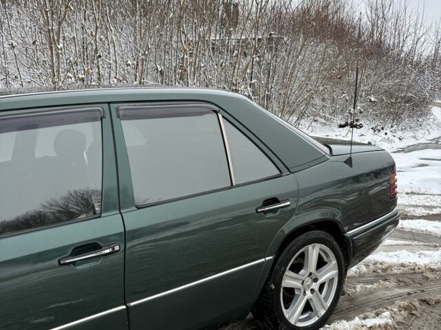 Зеленый Мерседес В124, объемом двигателя 2 л и пробегом 400 тыс. км за 3900 $, фото 16 на Automoto.ua