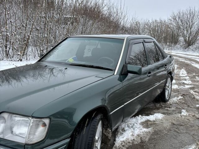 Зеленый Мерседес В124, объемом двигателя 2 л и пробегом 400 тыс. км за 3900 $, фото 10 на Automoto.ua