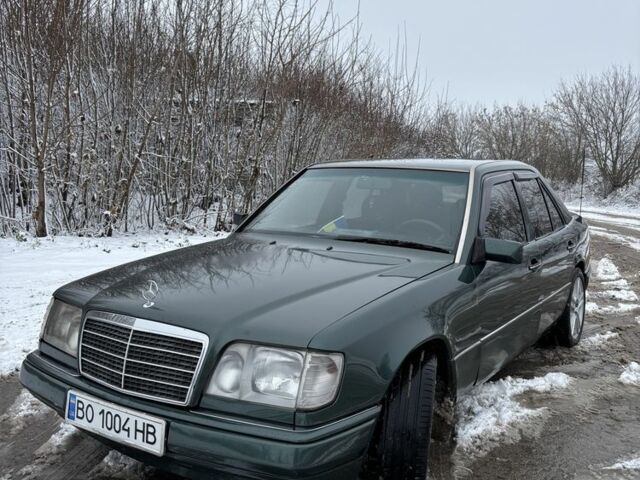 Зеленый Мерседес В124, объемом двигателя 2 л и пробегом 400 тыс. км за 3900 $, фото 6 на Automoto.ua