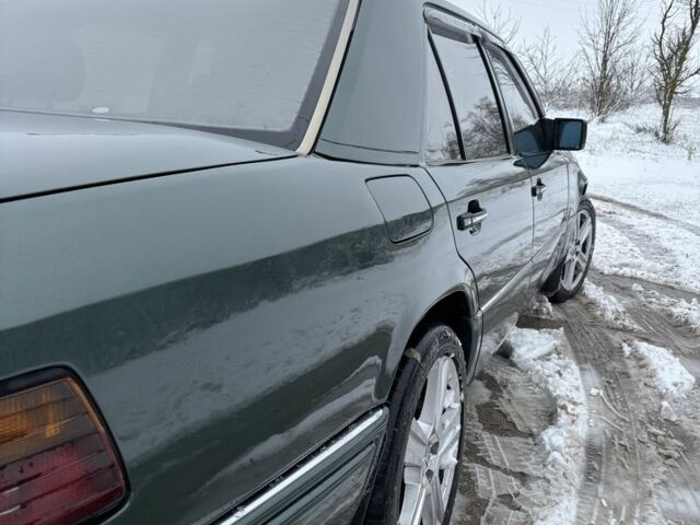 Зеленый Мерседес В124, объемом двигателя 2 л и пробегом 400 тыс. км за 3900 $, фото 19 на Automoto.ua