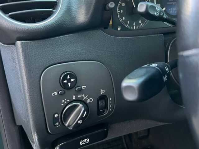 Белый Мерседес CLK-Class, объемом двигателя 2.6 л и пробегом 241 тыс. км за 5899 $, фото 19 на Automoto.ua