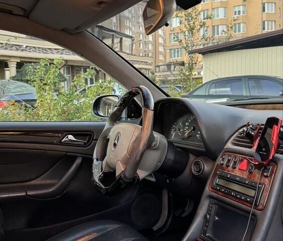 Черный Мерседес CLK-Class, объемом двигателя 3.2 л и пробегом 338 тыс. км за 8500 $, фото 23 на Automoto.ua