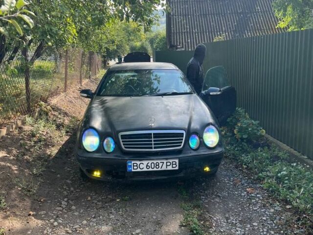 Черный Мерседес CLK-Class, объемом двигателя 2 л и пробегом 238 тыс. км за 1499 $, фото 6 на Automoto.ua