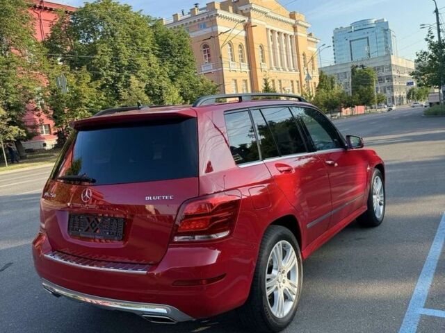 Красный Мерседес CLK-Class, объемом двигателя 2.2 л и пробегом 180 тыс. км за 18690 $, фото 2 на Automoto.ua