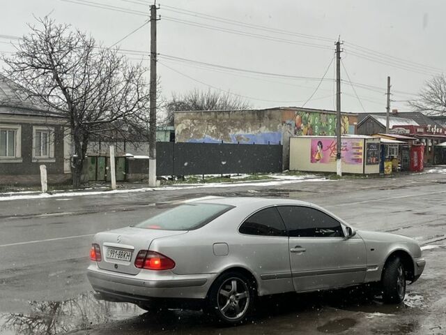 Серый Мерседес CLK-Class, объемом двигателя 2 л и пробегом 280 тыс. км за 2000 $, фото 2 на Automoto.ua
