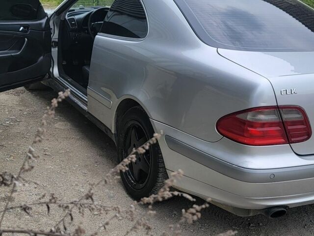 Серый Мерседес CLK-Class, объемом двигателя 2 л и пробегом 320 тыс. км за 3500 $, фото 1 на Automoto.ua