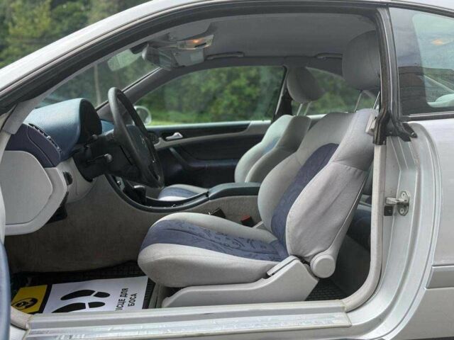 Серый Мерседес CLK-Class, объемом двигателя 2 л и пробегом 330 тыс. км за 4800 $, фото 8 на Automoto.ua