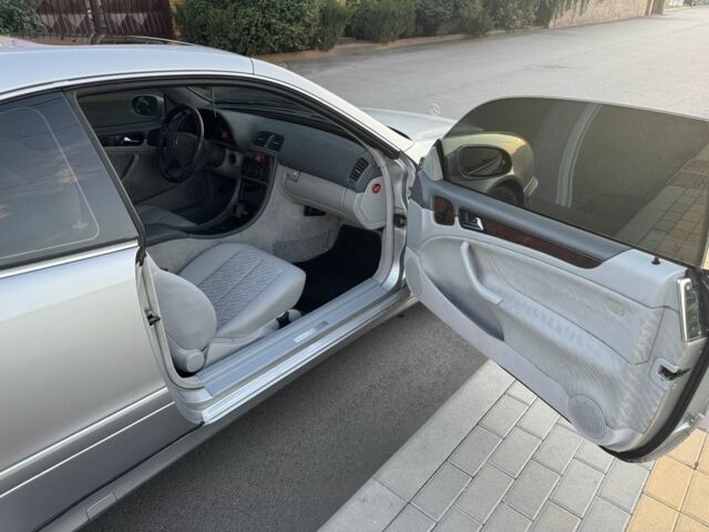 Серый Мерседес CLK-Class, объемом двигателя 2 л и пробегом 297 тыс. км за 4100 $, фото 7 на Automoto.ua