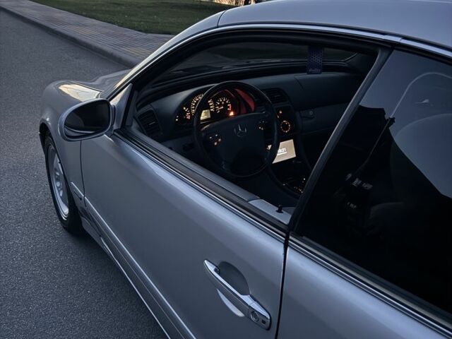 Серый Мерседес CLK-Class, объемом двигателя 2 л и пробегом 297 тыс. км за 4100 $, фото 16 на Automoto.ua