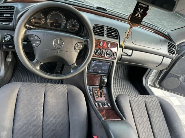 Серый Мерседес CLK-Class, объемом двигателя 2 л и пробегом 370 тыс. км за 4000 $, фото 12 на Automoto.ua