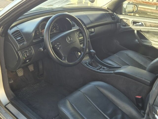 Серый Мерседес CLK-Class, объемом двигателя 2 л и пробегом 352 тыс. км за 3500 $, фото 2 на Automoto.ua