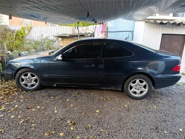 Синий Мерседес CLK-Class, объемом двигателя 3.2 л и пробегом 260 тыс. км за 1000 $, фото 2 на Automoto.ua