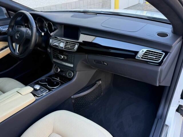 Білий Мерседес CLS серия, об'ємом двигуна 4.7 л та пробігом 80 тис. км за 7700 $, фото 8 на Automoto.ua