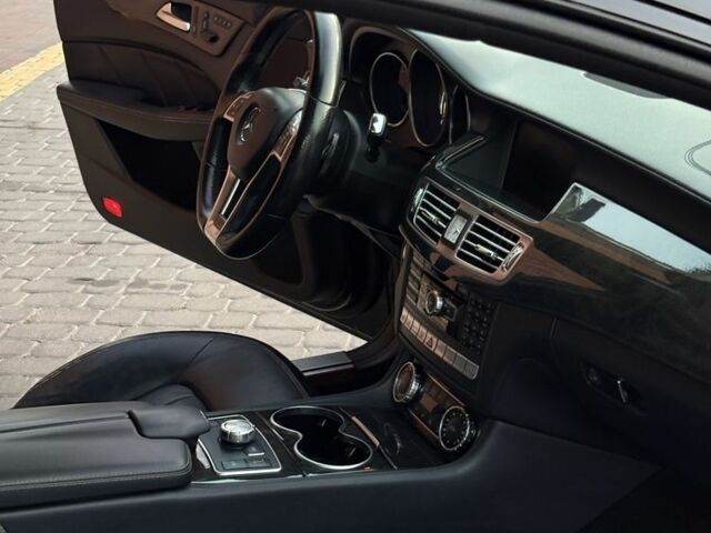 Черный Мерседес CLS серия, объемом двигателя 4.7 л и пробегом 253 тыс. км за 20000 $, фото 12 на Automoto.ua