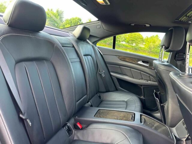 Черный Мерседес CLS серия, объемом двигателя 4.7 л и пробегом 83 тыс. км за 7500 $, фото 13 на Automoto.ua