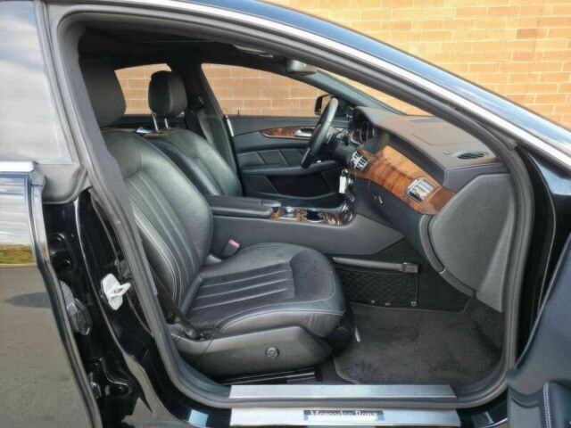 Черный Мерседес CLS серия, объемом двигателя 4.7 л и пробегом 86 тыс. км за 10000 $, фото 9 на Automoto.ua