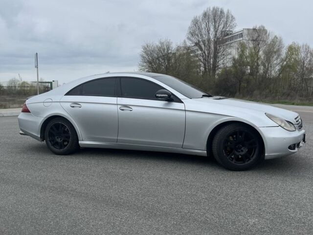 Серый Мерседес CLS серия, объемом двигателя 3 л и пробегом 400 тыс. км за 5300 $, фото 2 на Automoto.ua
