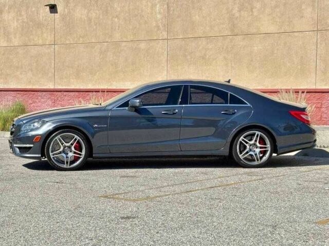 Серый Мерседес CLS серия, объемом двигателя 5.5 л и пробегом 143 тыс. км за 14300 $, фото 3 на Automoto.ua