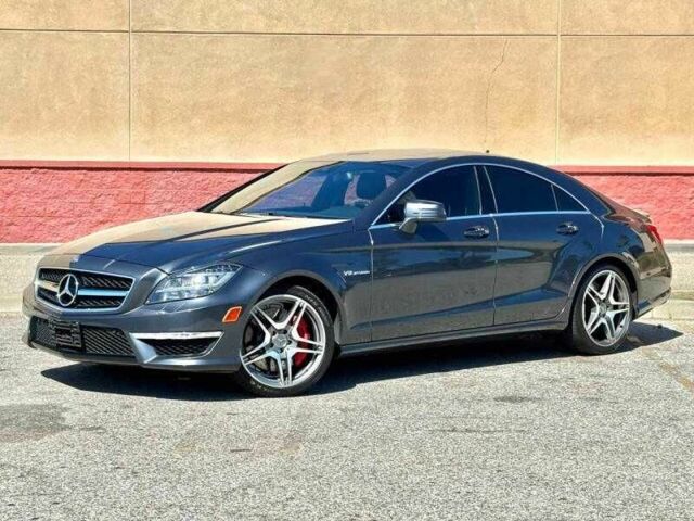 Серый Мерседес CLS серия, объемом двигателя 5.5 л и пробегом 143 тыс. км за 14300 $, фото 2 на Automoto.ua