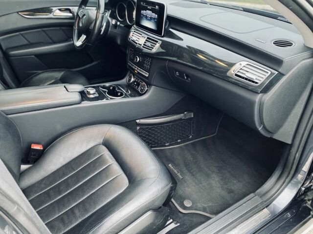 Серый Мерседес CLS серия, объемом двигателя 3 л и пробегом 107 тыс. км за 29000 $, фото 4 на Automoto.ua