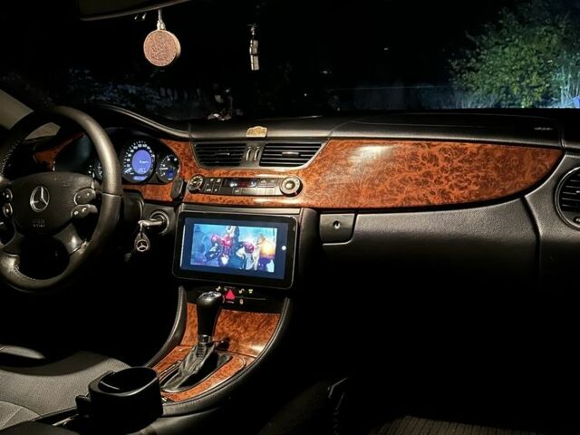 Синий Мерседес CLS серия, объемом двигателя 3 л и пробегом 262 тыс. км за 8800 $, фото 1 на Automoto.ua