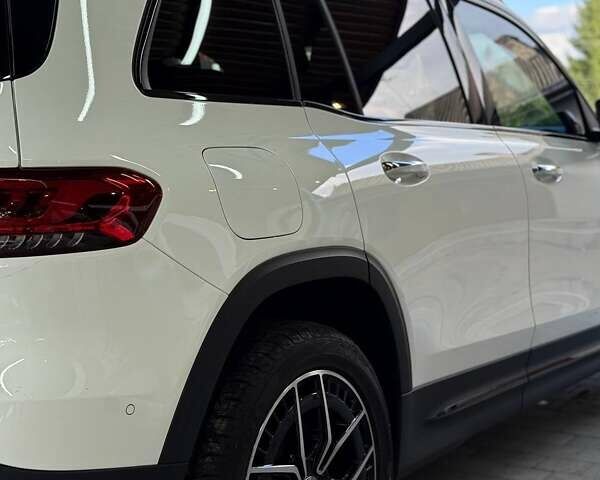 Белый Мерседес EQB, объемом двигателя 0 л и пробегом 76 тыс. км за 31950 $, фото 4 на Automoto.ua