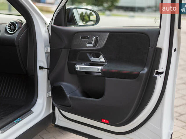 Белый Мерседес EQB, объемом двигателя 0 л и пробегом 15 тыс. км за 33000 $, фото 32 на Automoto.ua