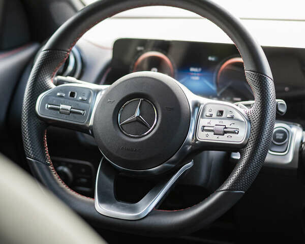 Белый Мерседес EQB, объемом двигателя 0 л и пробегом 15 тыс. км за 33000 $, фото 1 на Automoto.ua