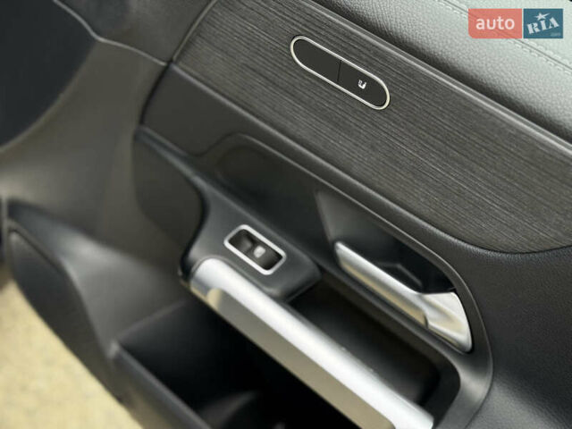 Синій Мерседес EQB, об'ємом двигуна 0 л та пробігом 64 тис. км за 29500 $, фото 55 на Automoto.ua