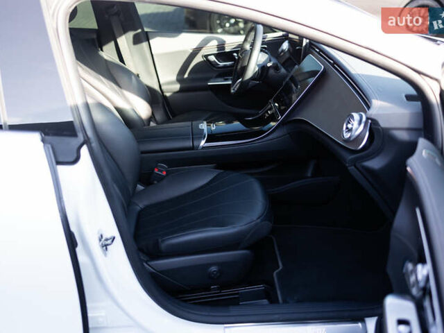 Белый Мерседес EQE, объемом двигателя 0 л и пробегом 36 тыс. км за 52500 $, фото 28 на Automoto.ua