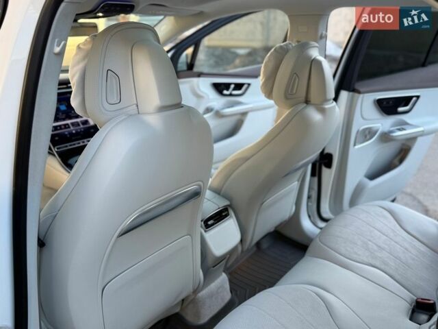 Белый Мерседес EQE, объемом двигателя 0 л и пробегом 28 тыс. км за 49900 $, фото 40 на Automoto.ua