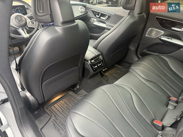 Сірий Мерседес EQE, об'ємом двигуна 0 л та пробігом 24 тис. км за 48500 $, фото 60 на Automoto.ua