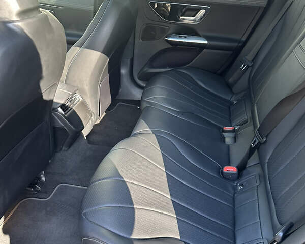 Серый Мерседес EQE, объемом двигателя 0 л и пробегом 38 тыс. км за 42500 $, фото 12 на Automoto.ua